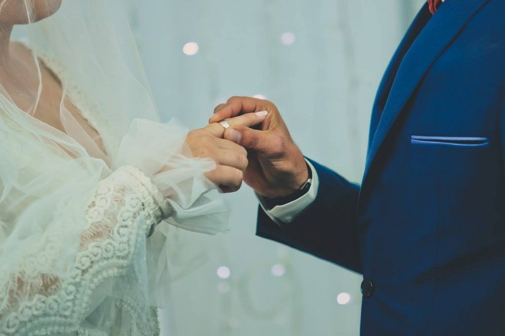 exchanging rings at a jewish israeli wedding 